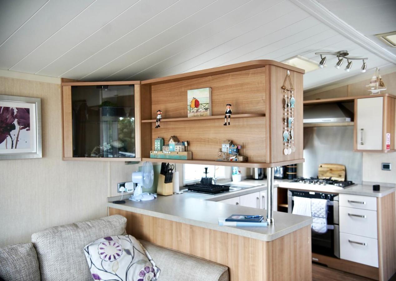 Sea Breeze Cabin Poole Exteriér fotografie